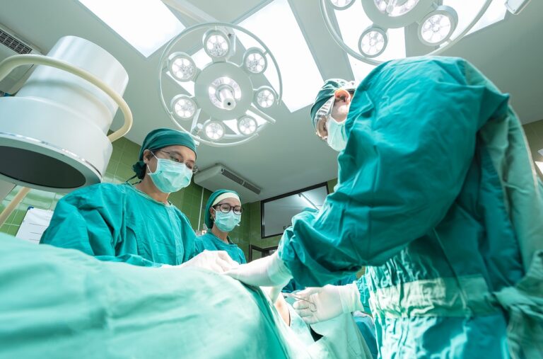 Surgeons operating in a medical theater, highlighting the context of addressing issues with defective medical devices